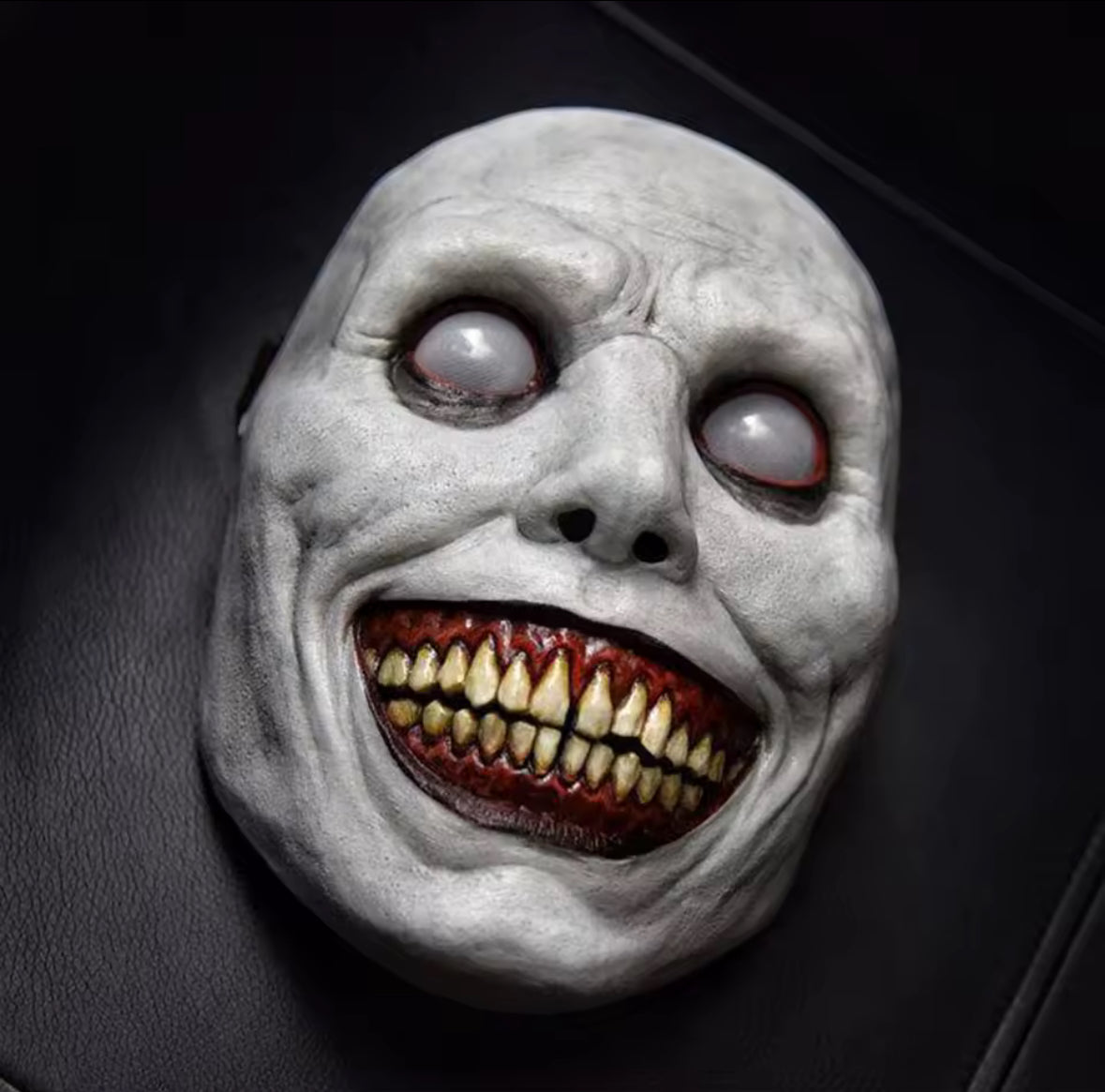 Máscara espeluznante sonrisa ciega