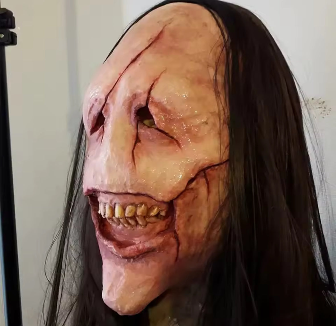 Máscara mujer sonrisa cortes